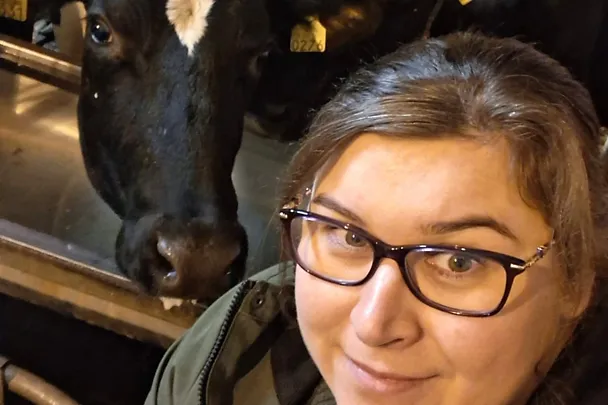 Mari Klemetti lehmän kanssa Mari Klemetti lehmän kanssa